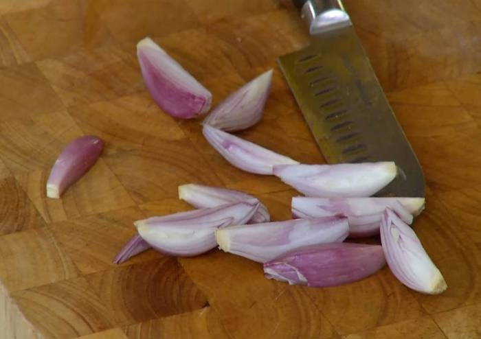 Лионский салат с карамелизированным луком и орехами