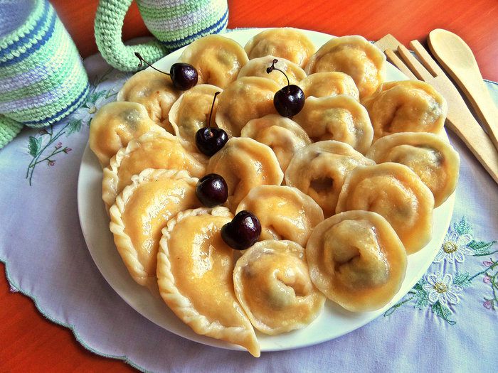 Вареники с творогом и черешней