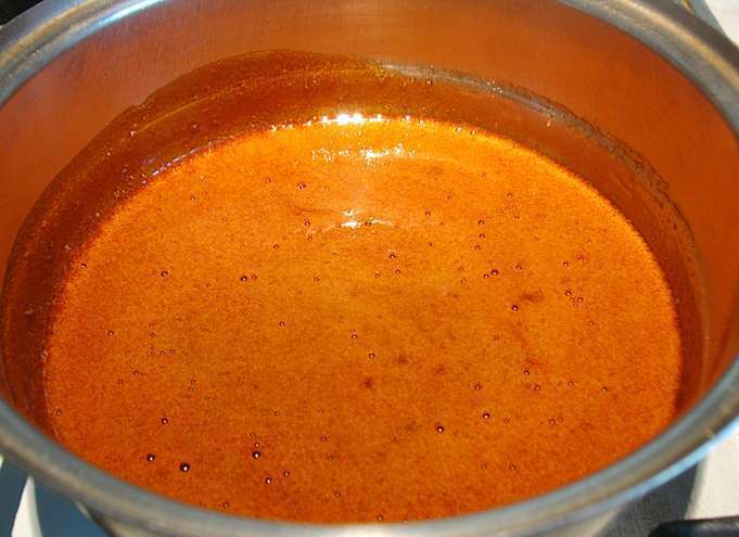 Карамельный медовик с клубникой