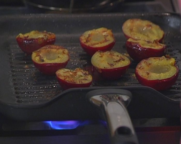 Салат из фасоли с беконом и сливами на гриле