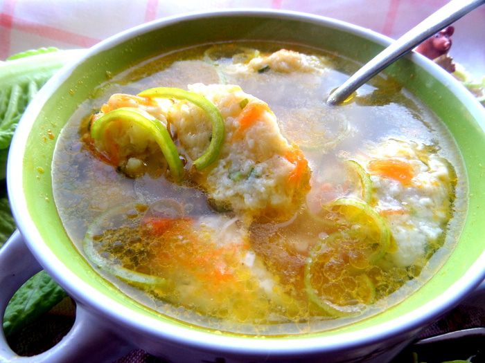 Куриный суп с рисово-сырными клецками