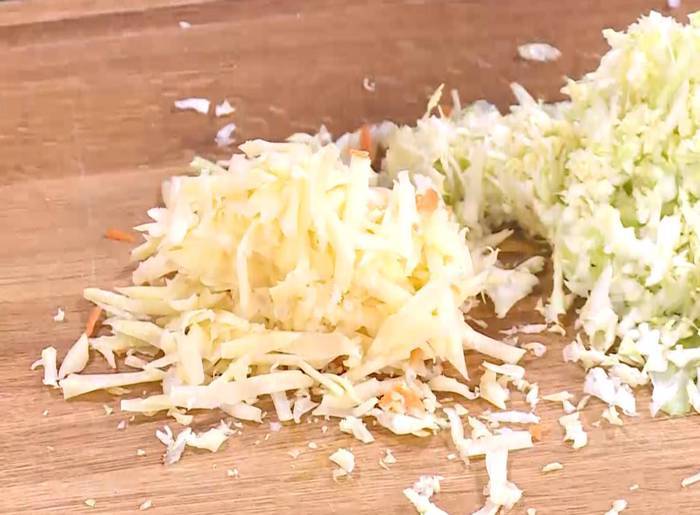 Капустные оладьи с морковью и луком-пореем 