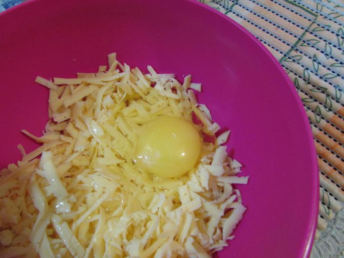 Открытый пирог с сыром и курицей