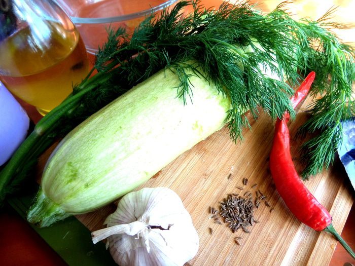 Маринованные роллы из молодых кабачков