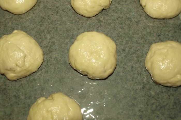 Сдобные булочки с изюмом