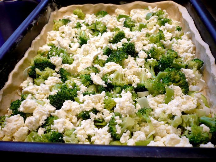 Пирог с брокколи и луком-пореем из картофельно-творожного теста «За сердцем вслед»