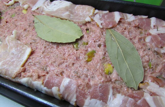 Террин из курицы с фисташками и печенью