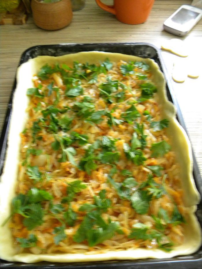 Масляный пирог с маринованной капустой