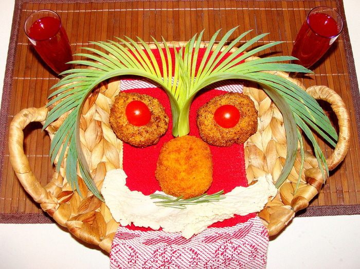 Сырные шарики с начинкой в ореховой панировке под &amp;quot;пьяной&amp;quot; клюквой