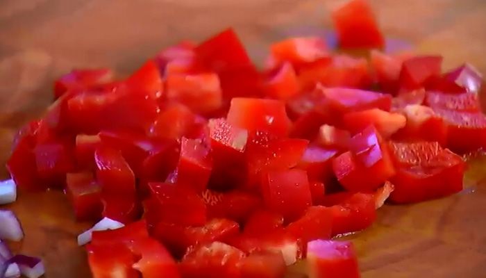 Яйца по-мексикански, запеченные с фасолью 