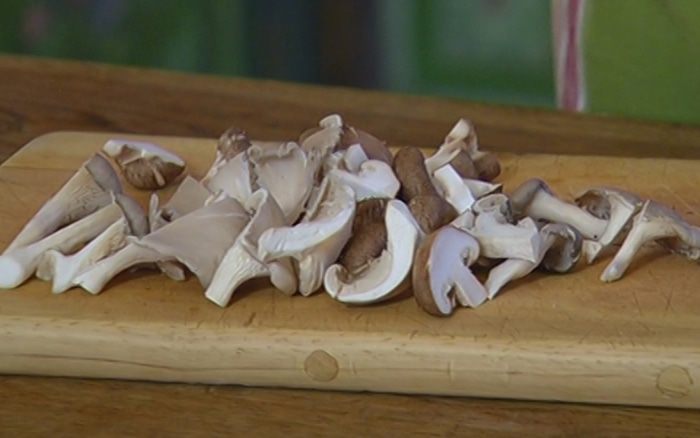 Жареные грибы на тостах 