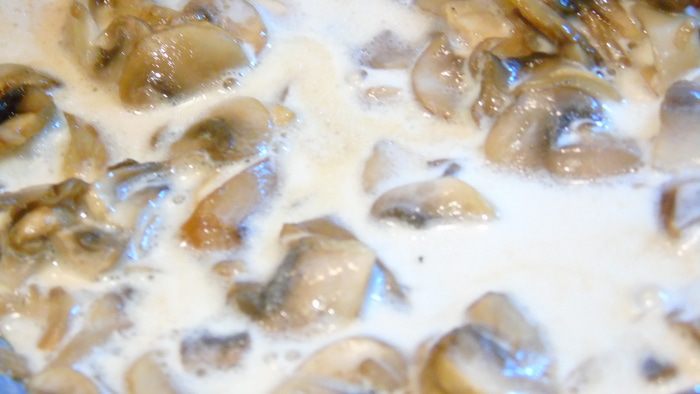 Карамелизированная курица на грибной подушке