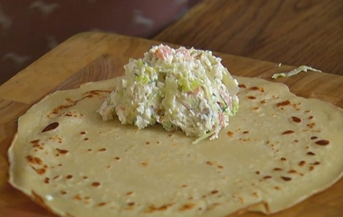 Блины с творогом, пореем и семгой под соусом бешамель