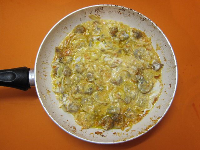 Куриные желудочки в сметане
