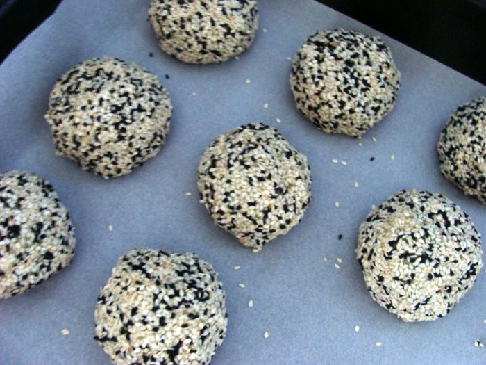 Шарики из куриного филе со шпинатом и кунжутом