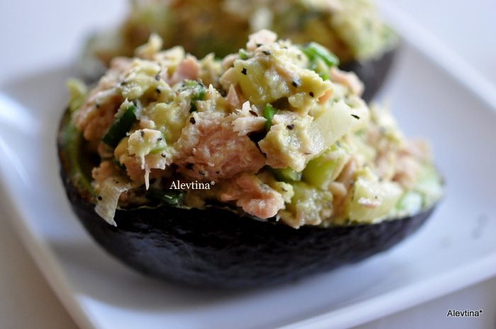 Авокадо с тунцом