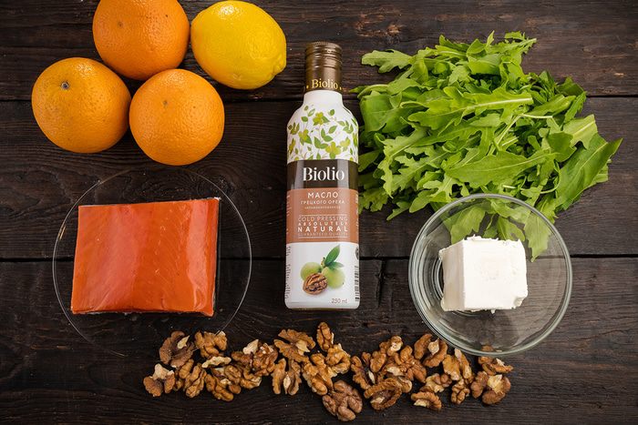 Салат с лососем и брынзой