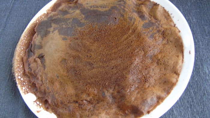 Шоколадные блины с фруктово-карамельным соусом