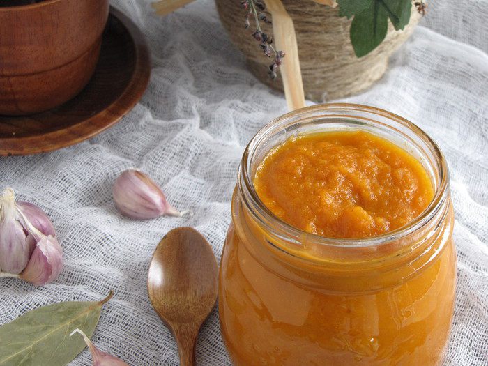 Пряный кетчуп с яблоками и карри