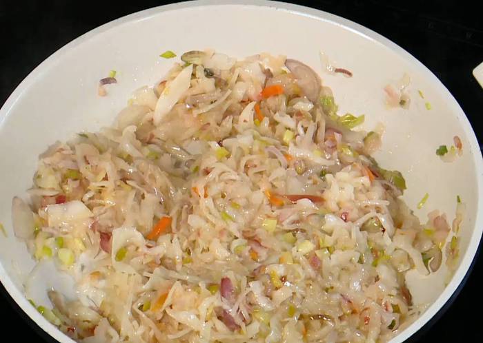 Бутерброд с ветчиной, квашеной капустой, яблоками и сыром 