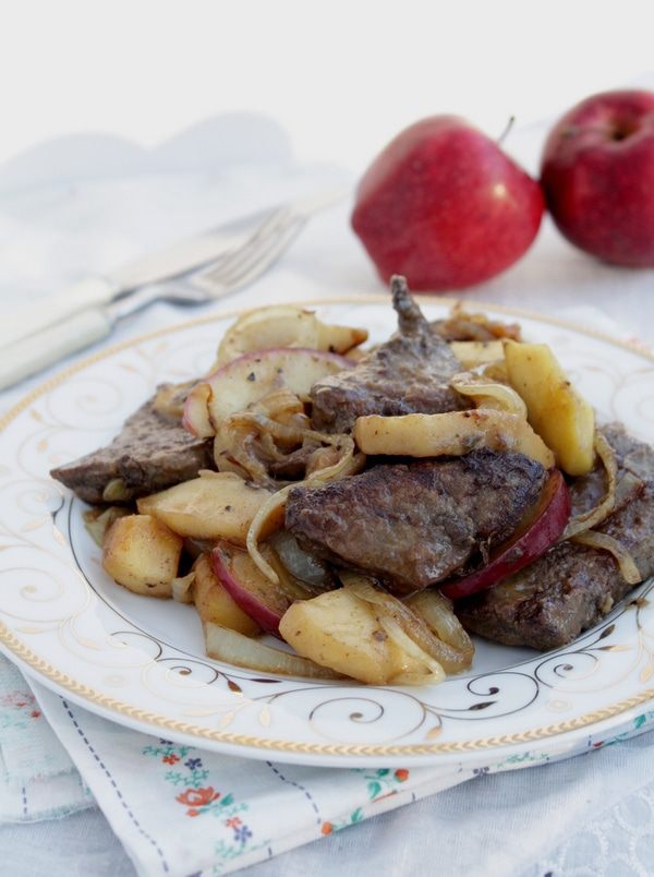 Печень с яблоками и луком