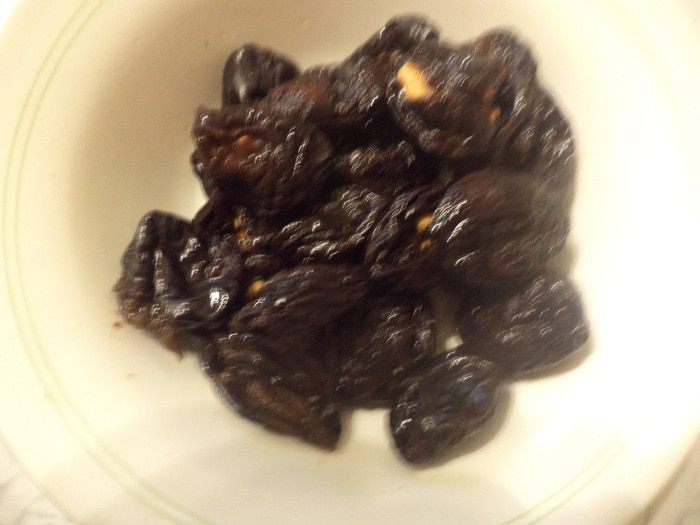 Салат &amp;quot;Чёрная жемчужина&amp;quot; с крабовыми палочками, сыром и яйцом