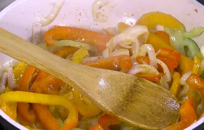 Яичница со сладким перцем, луком и помидорами 