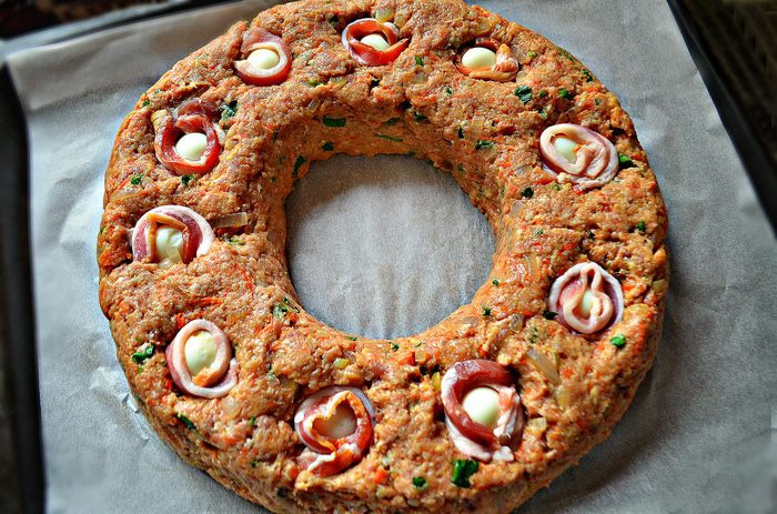 Пасхальное мясное кольцо с перепелиными яйцами по-польски