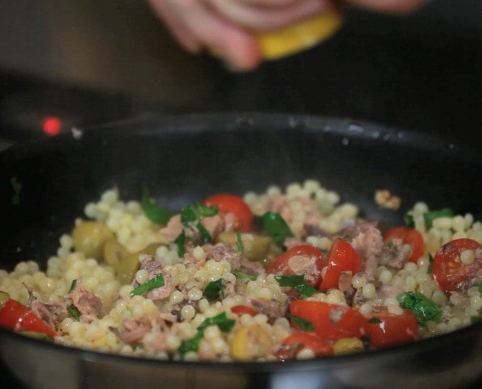 Макароны с тунцом и томатами