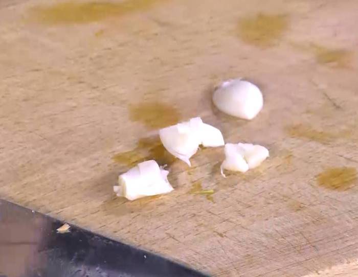 Киноа с жареными овощами и соусом песто 