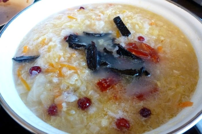 Запорожский капустняк с уткой и копченым черносливом
