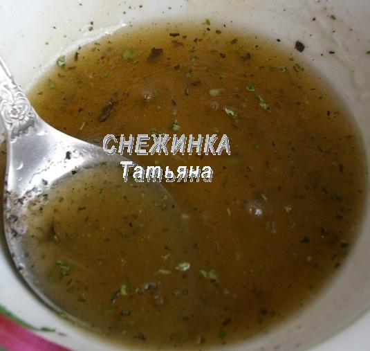 Салат из морепродуктов с грушей и вялеными томатами