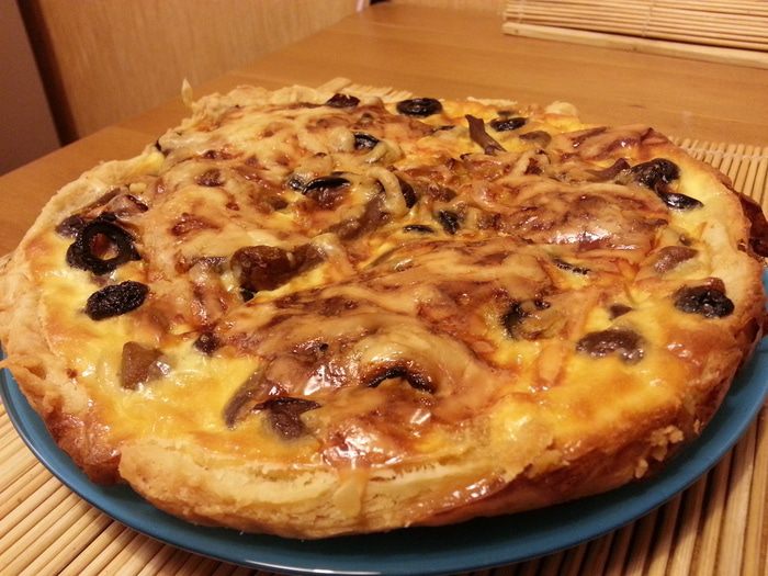 Пирог с опятами и оливками