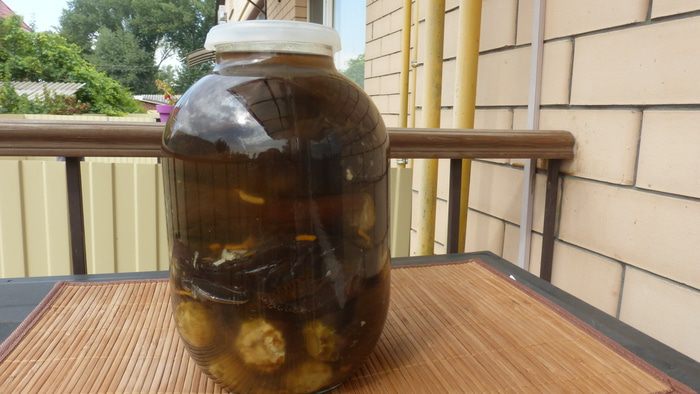 Соленые баклажаны с чесноком, морковью и пастернаком