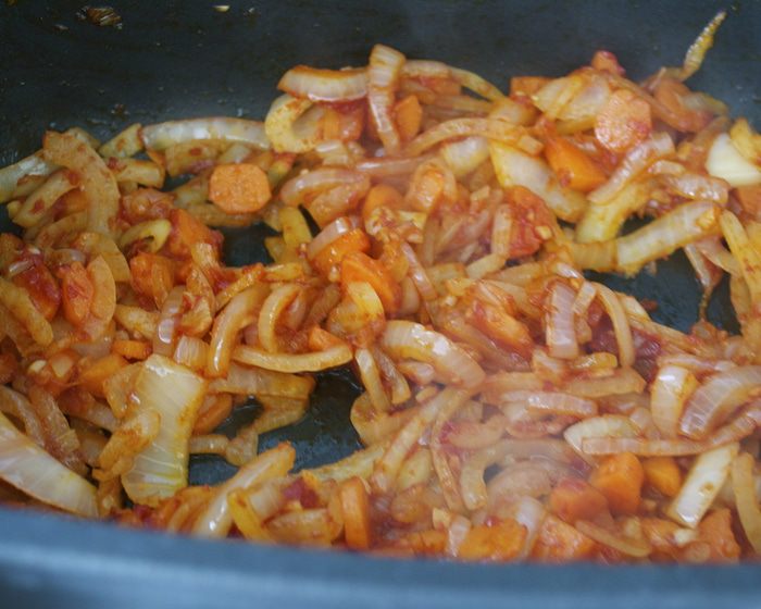 Томленые говяжьи ребрышки с томатно-овощным соусом