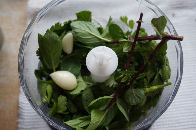 Свежий соус из зелени к мясу