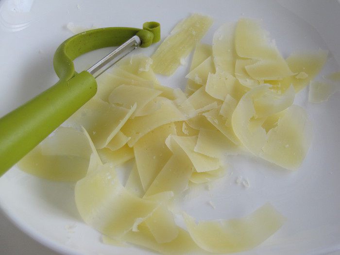 Теплый грибной салат с фундуком и пармезаном