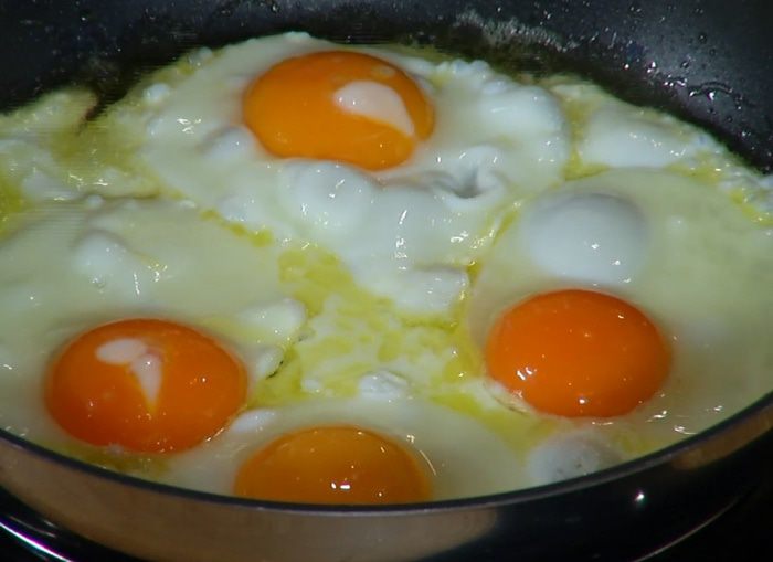 Оладушки из цукини с яйцами и карамелизированным луком 