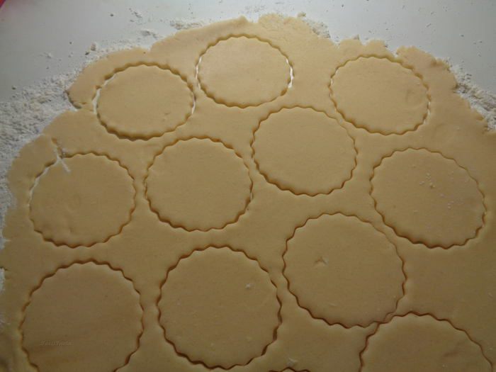 Сахарное печенье с курдом из ревеня, глазированное помадкой