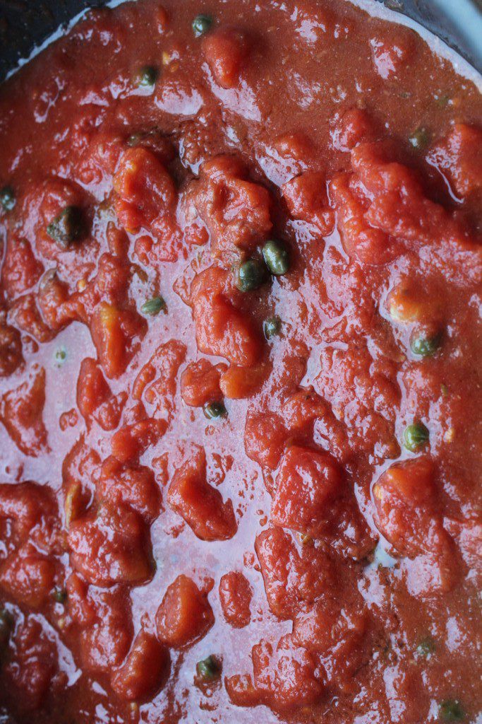 Спагетти с анчоусами и каперсами в томатным соусе