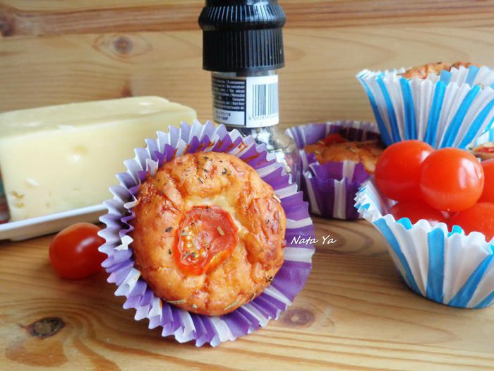 Сырные маффины с помидорами черри