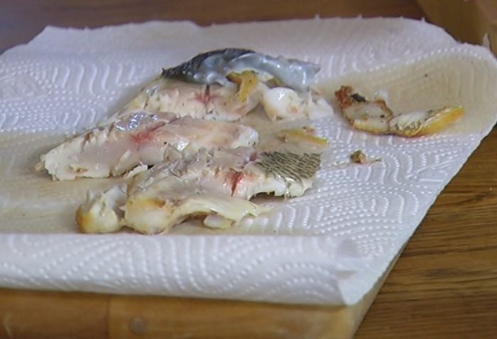 Бутерброд с белой рыбой и соусом из йогурта и каперсов 