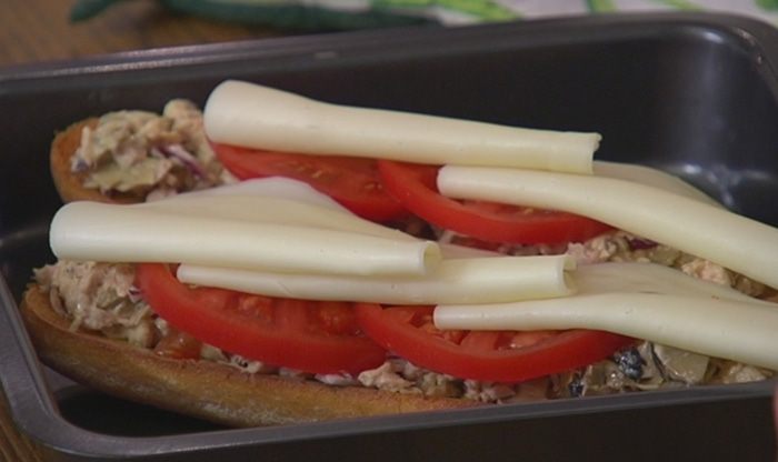 Средиземноморский горячий бутерброд с тунцом и артишоками 