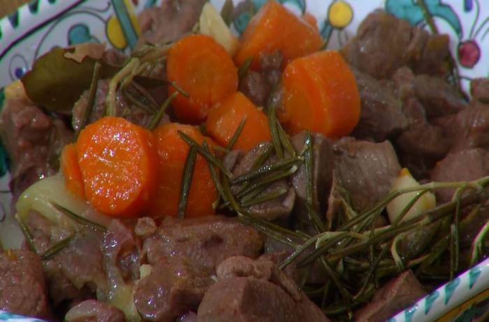 Томленая ягнятина с лимонным соусом