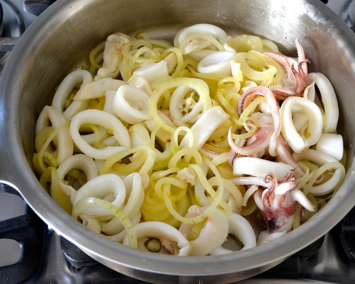 Кальмары с луком в сметанном соусе