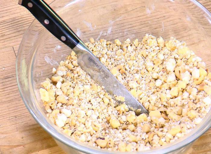 Грушево-сливовый крамбл с творогом и овсяными хлопьями 