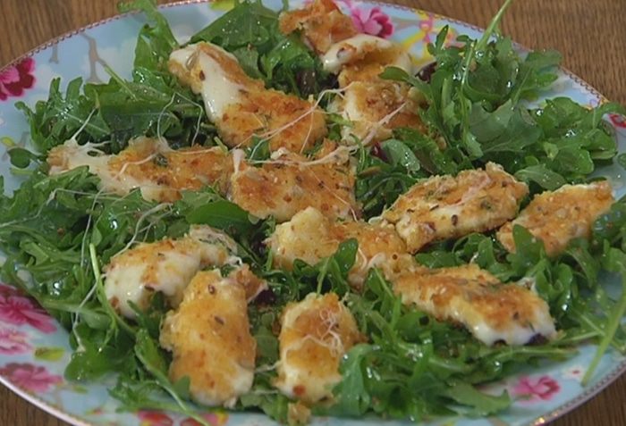 Жареный сулугуни с руколой и вяленой клюквой 