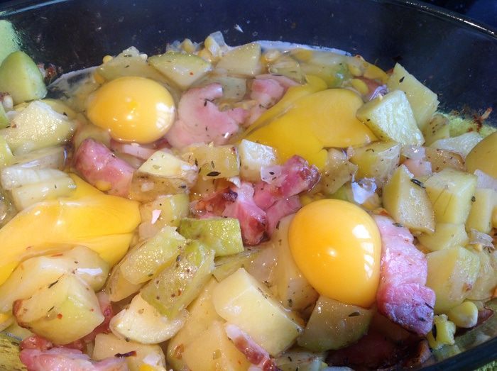 Яичница и запеченный картофель с беконом и ароматными травами