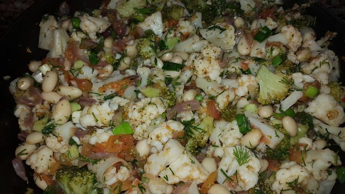 Цветная капуста и брокколи, запеченные с белой фасолью