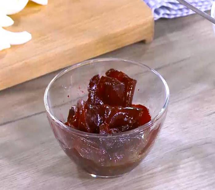 Тосты с сельдью, свеклой и зеленым горошком 